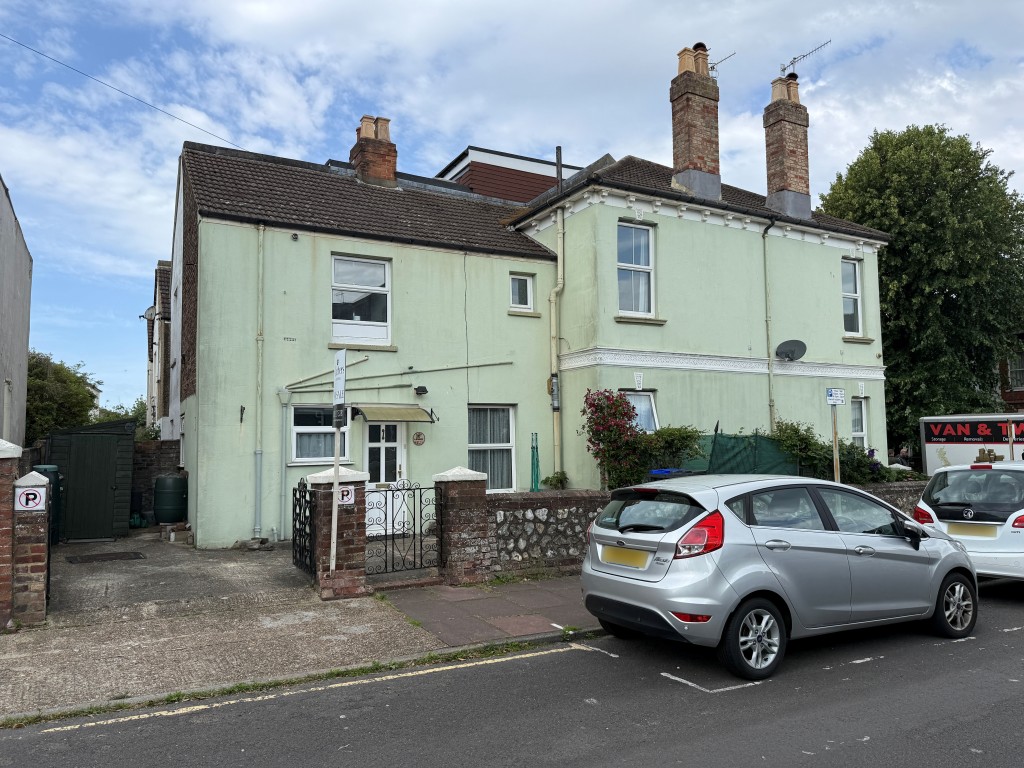 Lot: 117 - FREEHOLD PART-POSSESSION PROPERTY CLOSE TO TOWN CENTRE - External Side of Property & Parking Area